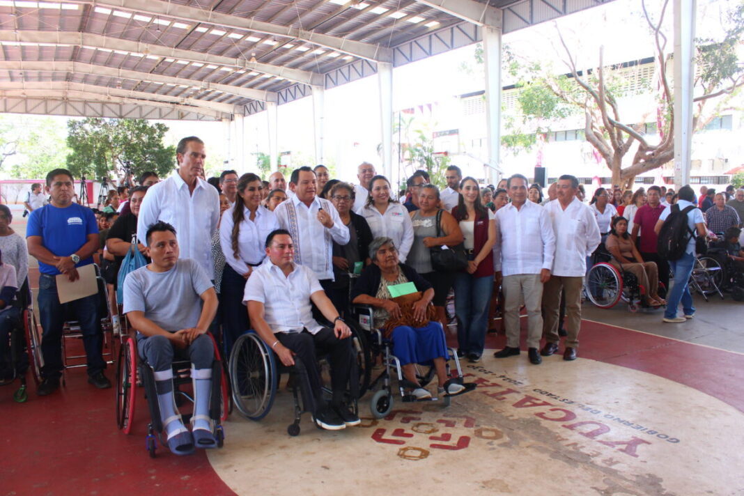 El Gobernador Joaquín Díaz Mena y DIF Yucatán entregan sillas de ruedas para ampliar oportunidades de movilidad e inclusión en Yucatán
