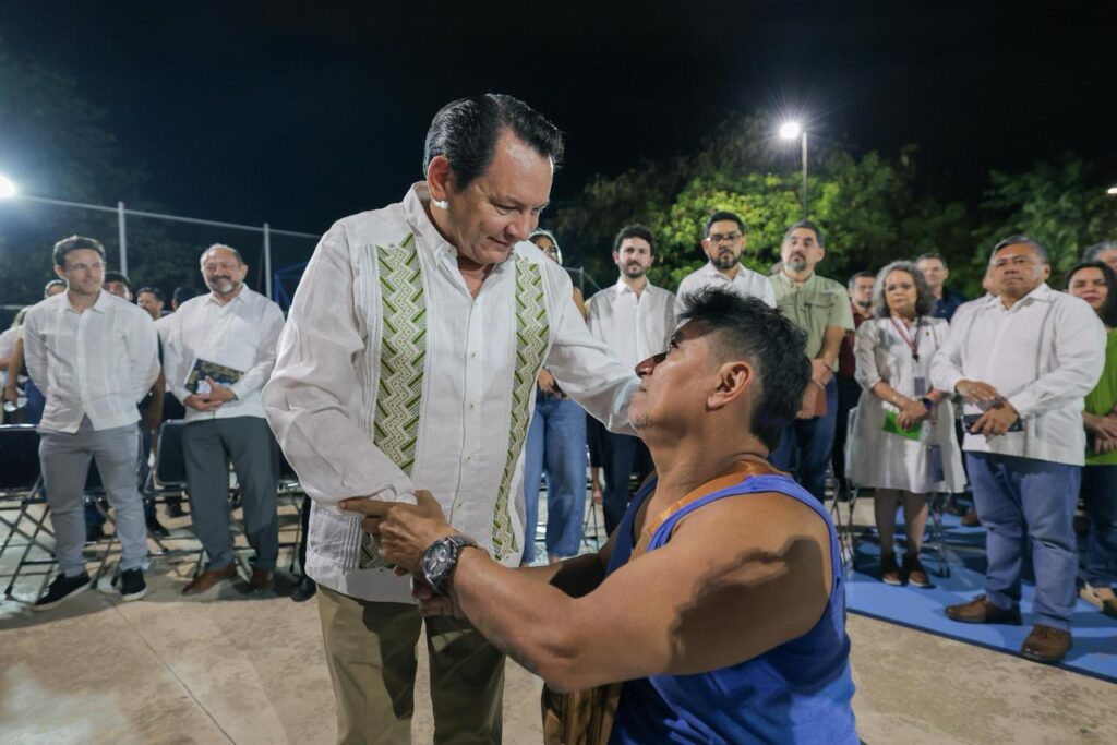 En Diálogos con el Pueblo, Joaquín Díaz Mena atiende necesidades del poniente de Mérida