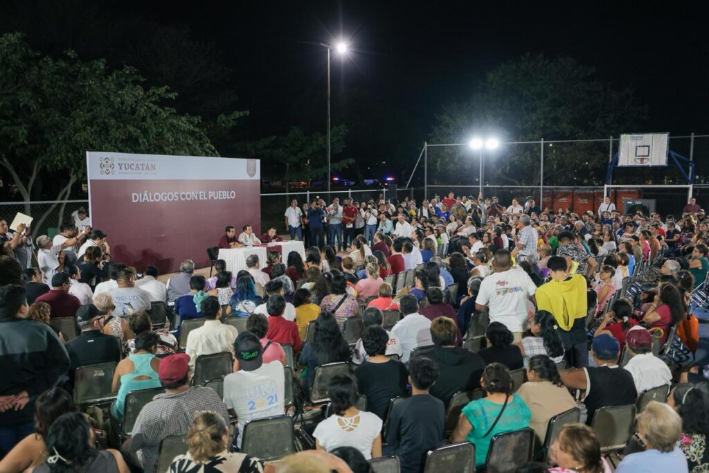 En Diálogos con el Pueblo, Joaquín Díaz Mena atiende necesidades del poniente de Mérida