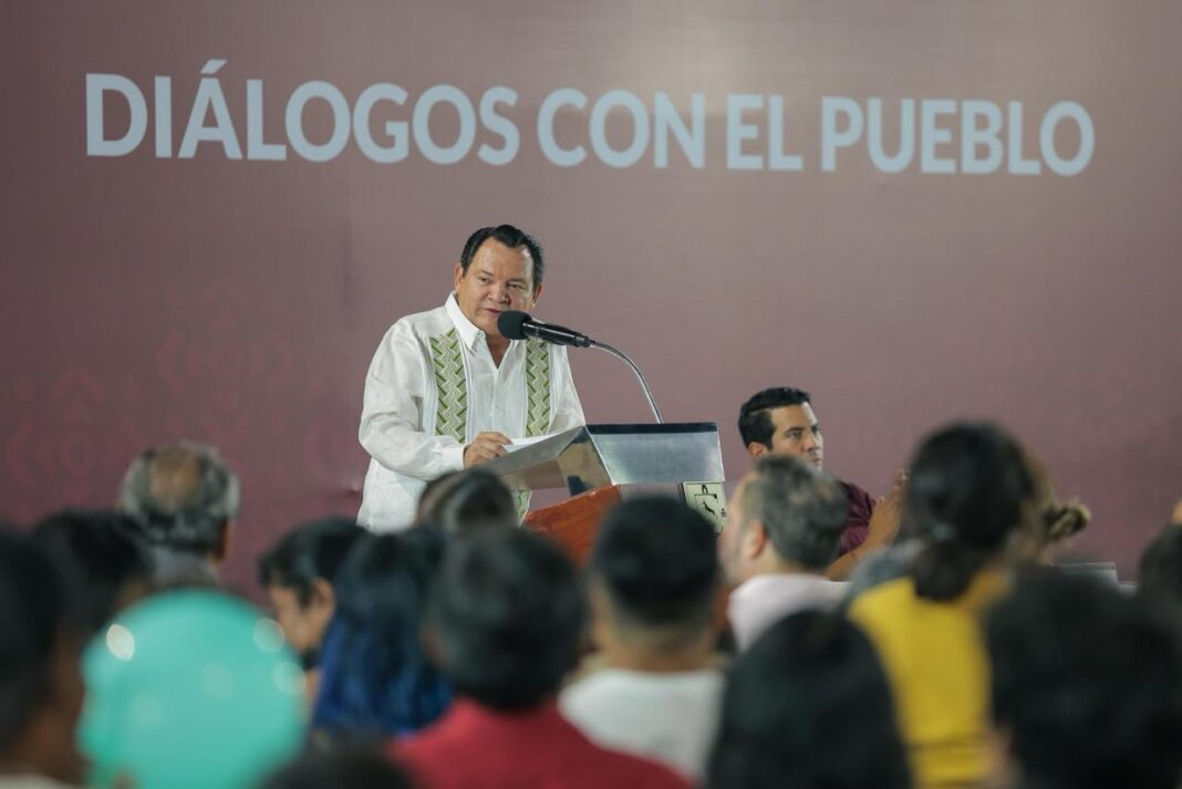 En Diálogos con el Pueblo, Joaquín Díaz Mena atiende necesidades del poniente de Mérida