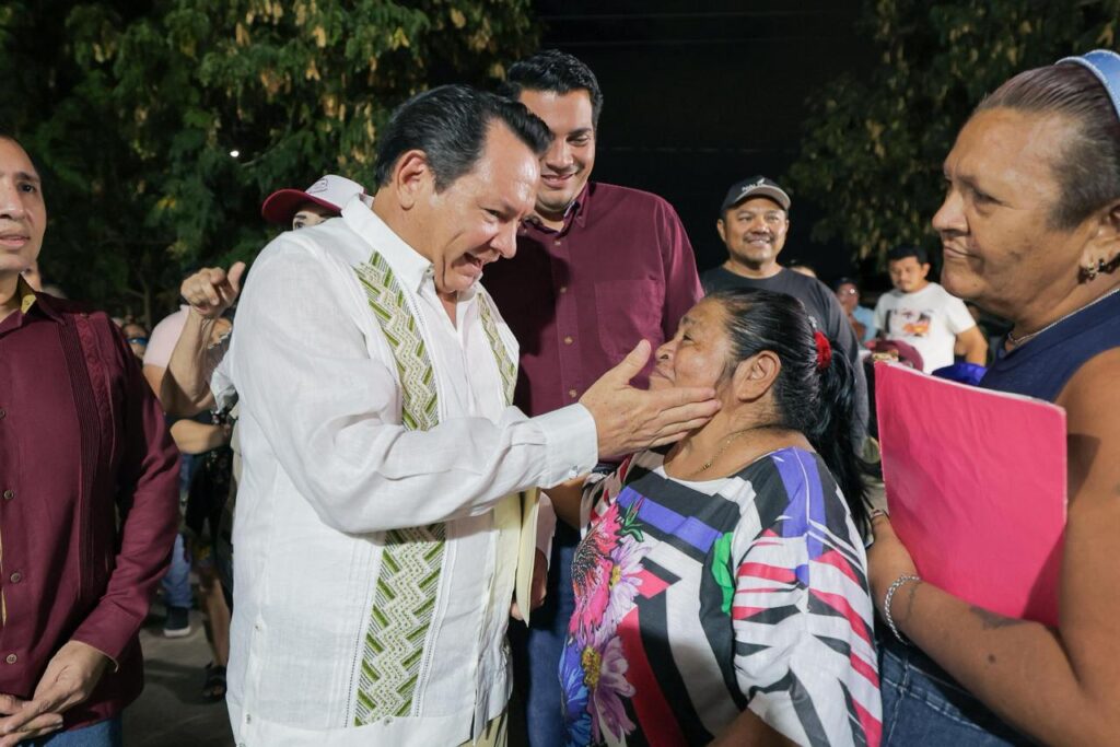 En Diálogos con el Pueblo, Joaquín Díaz Mena atiende necesidades del poniente de Mérida