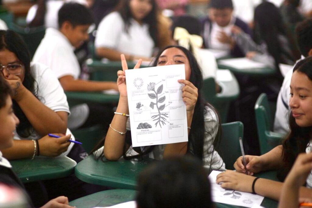 Raquel Balam Rocha promueve el empoderamiento de la mujer en las jovenes de Kanasín rumbo al 8M 