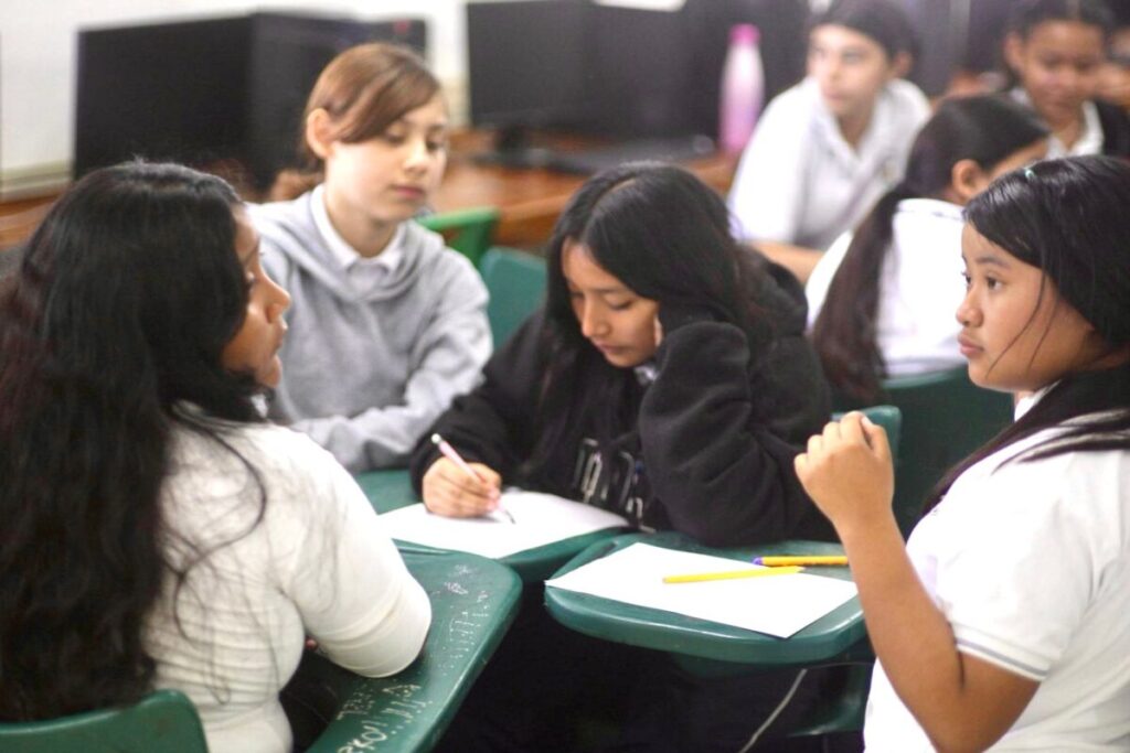 Raquel Balam Rocha promueve el empoderamiento de la mujer en las jovenes de Kanasín rumbo al 8M 