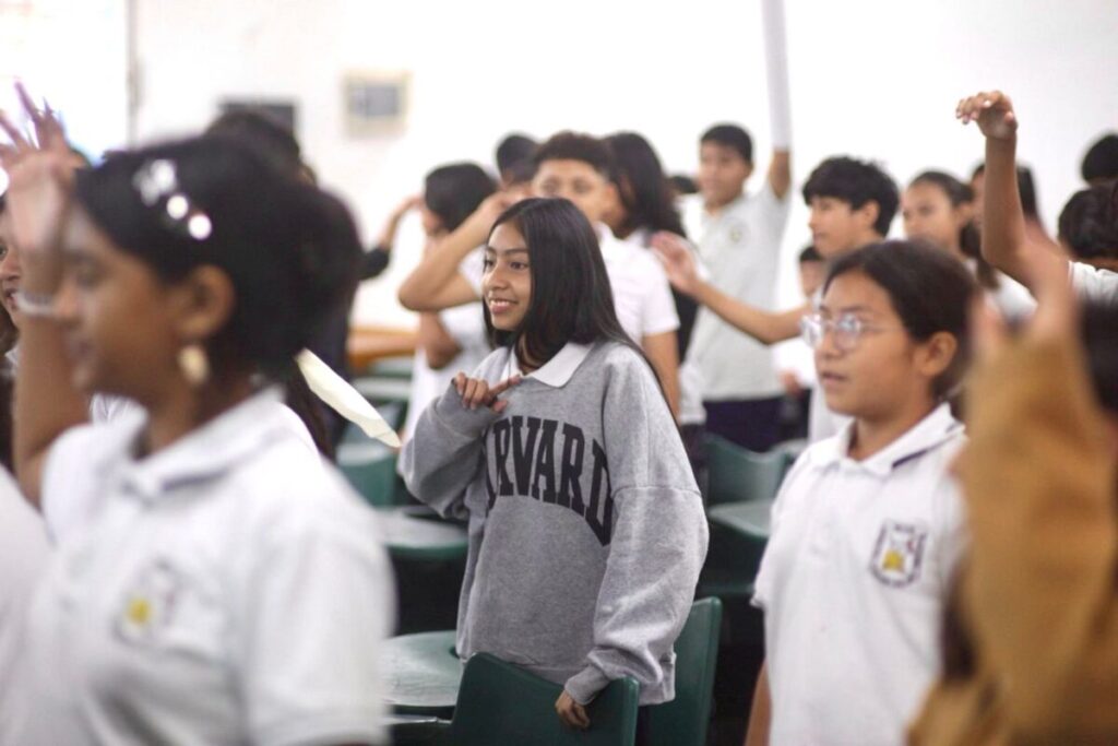 Raquel Balam Rocha promueve el empoderamiento de la mujer en las jovenes de Kanasín rumbo al 8M 