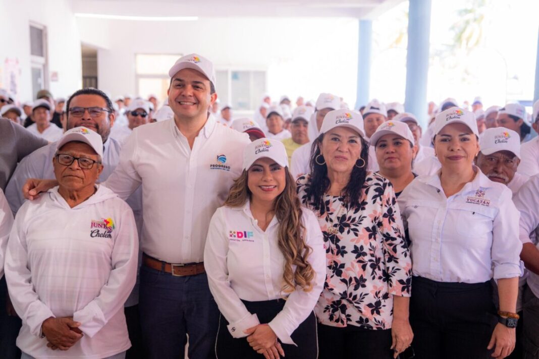 Pescadores y familias de Chelem transforman su comunidad con el programa Pintemos Juntos