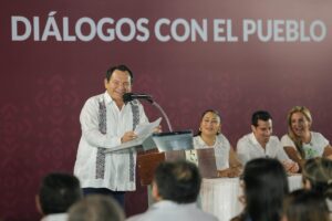 Diálogos con el Pueblo; El Gobernador Joaquín Díaz Mena escucha y atiende las necesidades de las vecinas de la Vergel III en Mérida