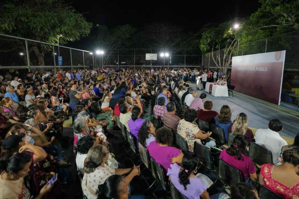 Diálogos con el Pueblo; El Gobernador Joaquín Díaz Mena escucha y atiende las necesidades de las vecinas de la Vergel III en Mérida