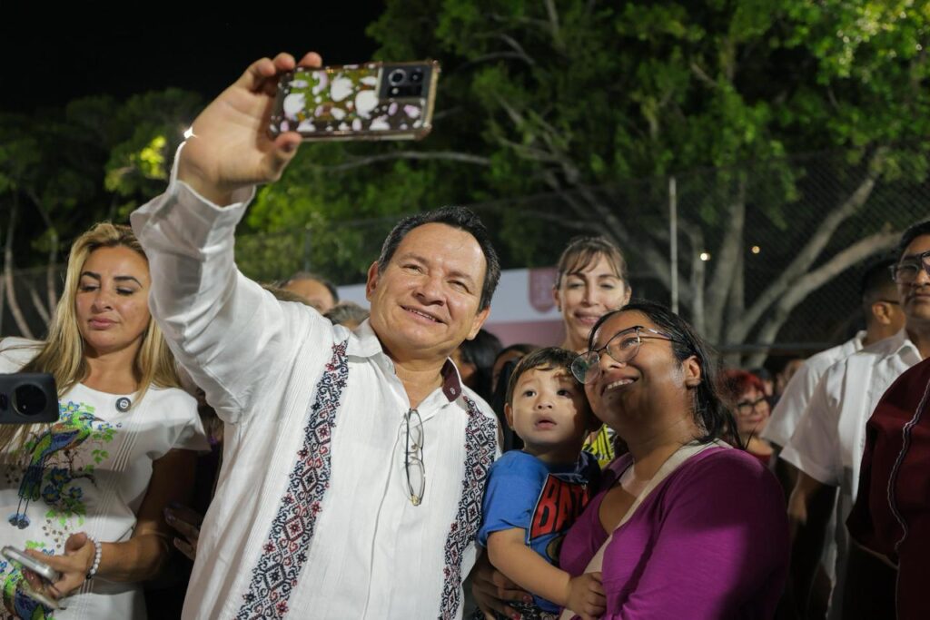 Diálogos con el Pueblo; El Gobernador Joaquín Díaz Mena escucha y atiende las necesidades de las vecinas de la Vergel III en Mérida