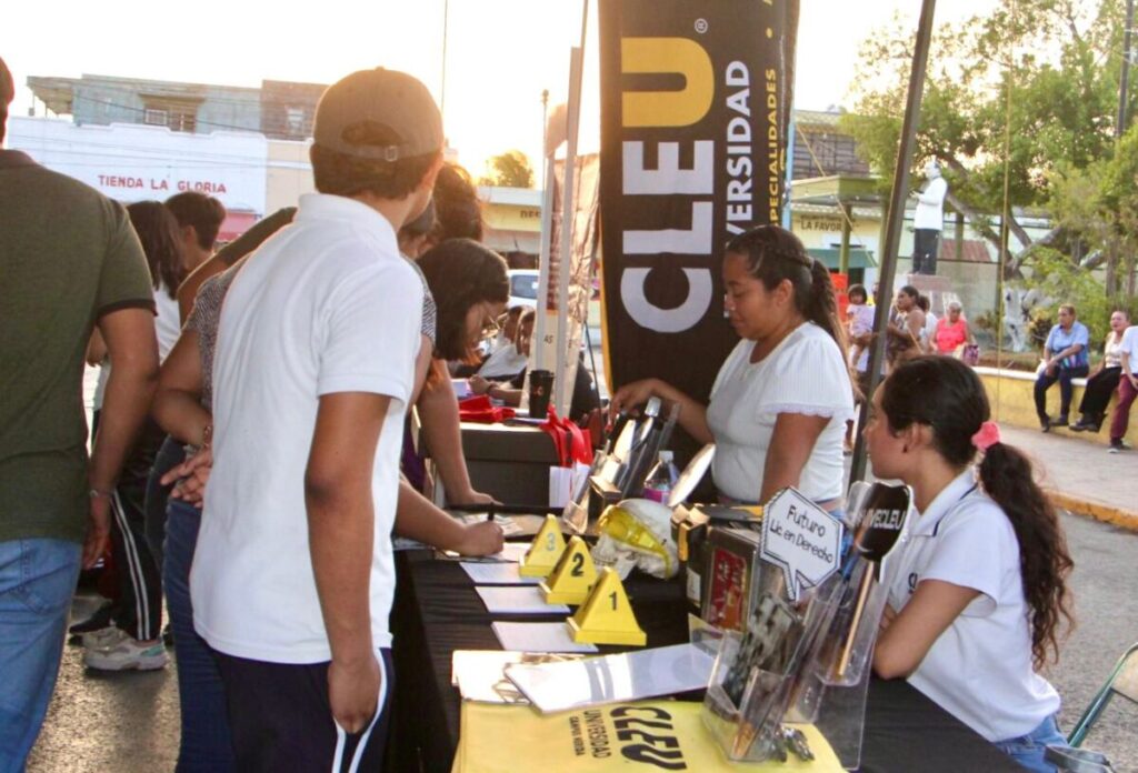 El H. Ayuntamiento de Kanasín acerca opciones educativas a jóvenes con Feria Vocacional Universitaria