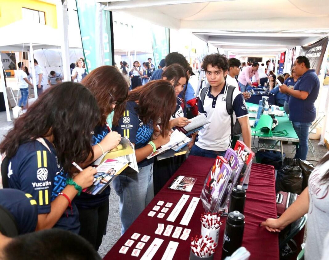 El H. Ayuntamiento de Kanasín acerca opciones educativas a jóvenes con Feria Vocacional Universitaria