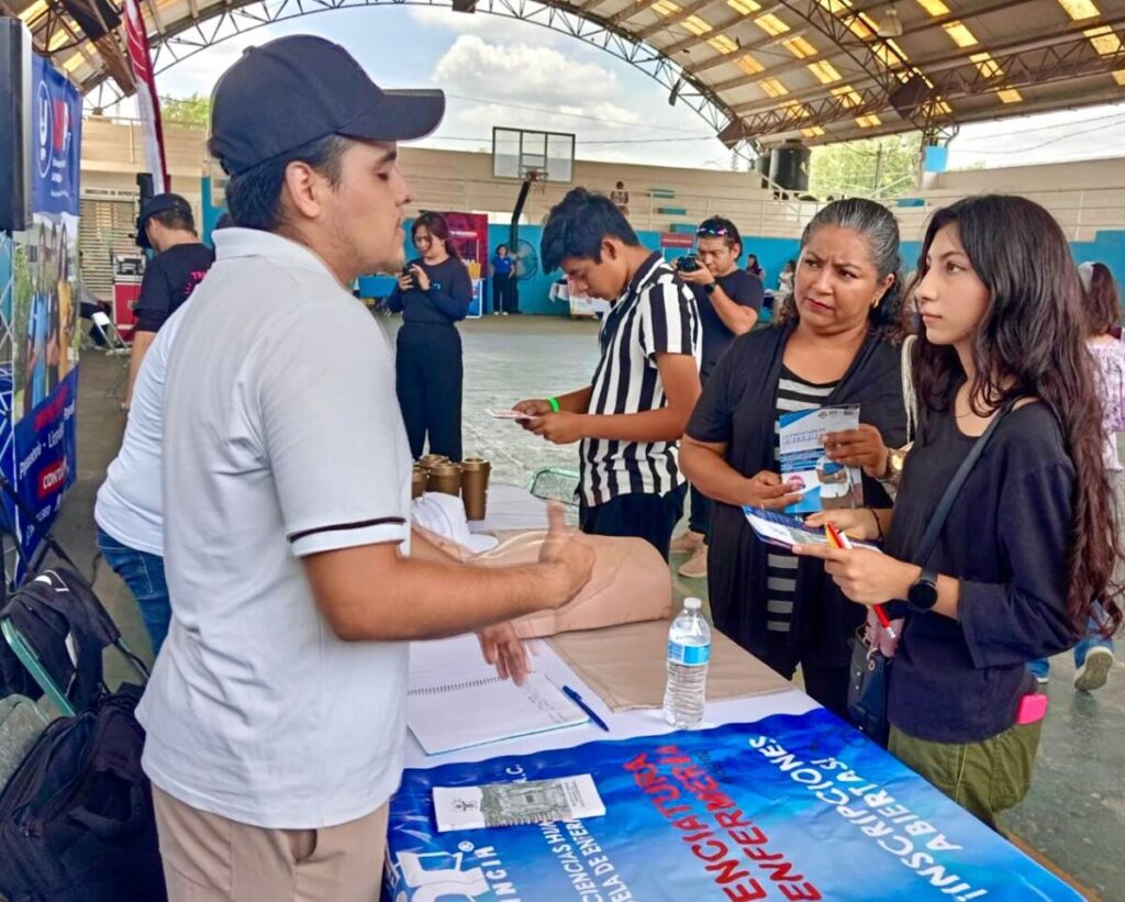 El H. Ayuntamiento de Kanasín acerca opciones educativas a jóvenes con Feria Vocacional Universitaria