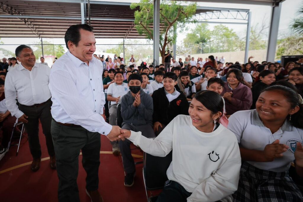 El Gobernador Joaquín Díaz Mena mejora condiciones para la educación de la comisaría Dzununcán, Mérida