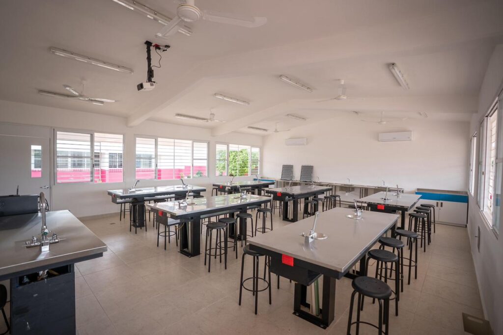 El Gobernador Joaquín Díaz Mena mejora condiciones para la educación de la comisaría Dzununcán, Mérida