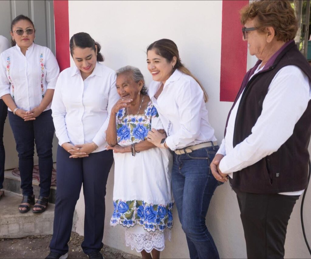 La alcaldesa de Umán, Kenia Walldina Sauri, entrega vivienda digna en beneficio de la familia de doña Toch en Dzibikak