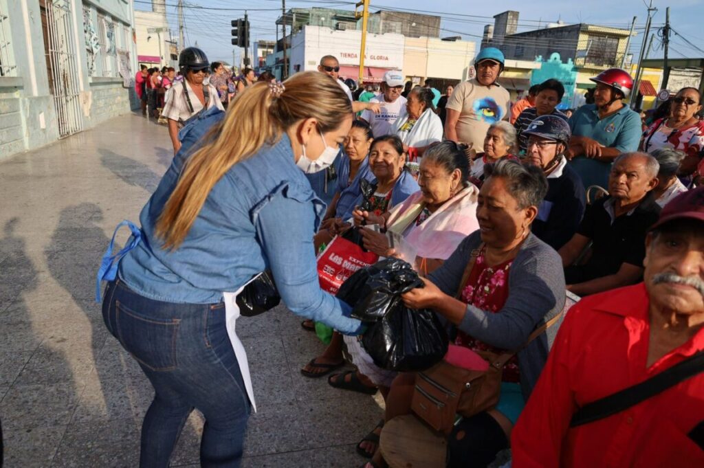Entrega de pescado gratuito en Kanasín Cuaresma 2026.