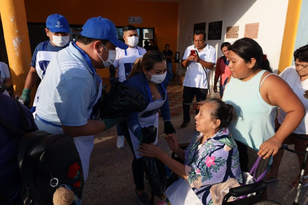 El alcalde Edwin Bojórquez y su esposa entregando pescado a una ciudadana para cuaresma