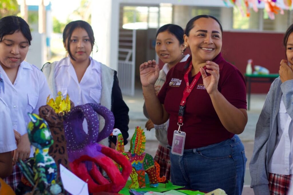 Miel de Esperanza: El programa KAAB transforma la vida de estudiantes en Ixil a través del arte
