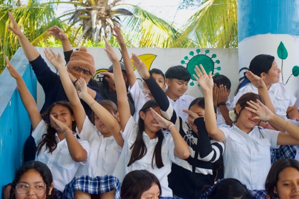 Estudiantes de Ixil crean alebrijes monumentales para fortalecer su salud emocional