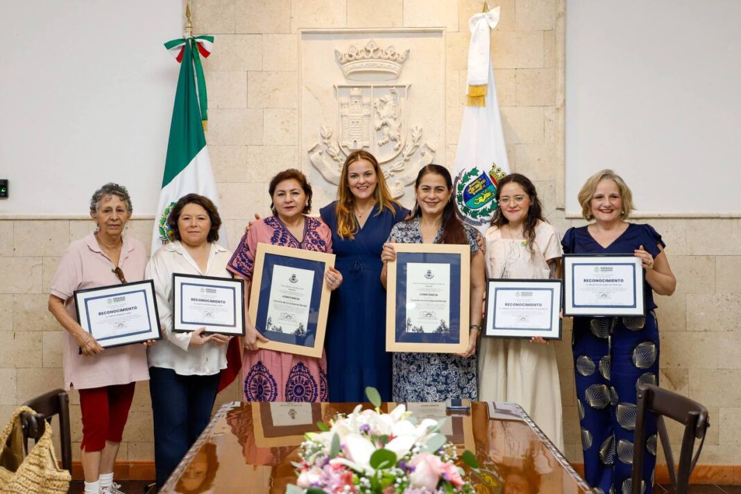 La alcaldesa Cecilia Patrón realiza el nombramiento a las primeras mujeres cronistas de Mérida