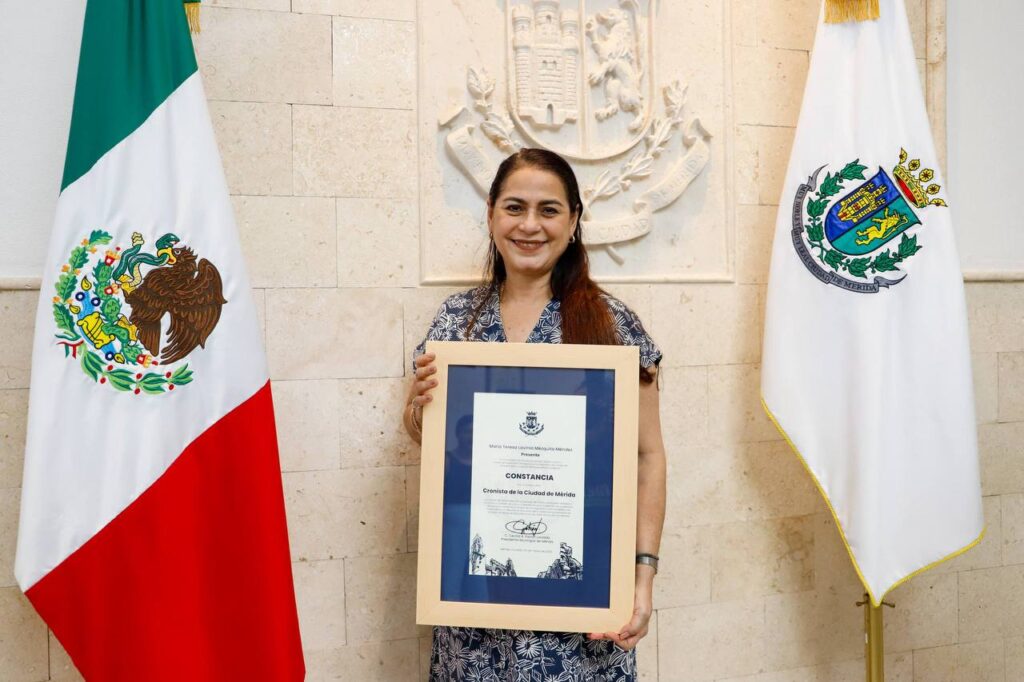 La alcaldesa Cecilia Patrón realiza el nombramiento a las primeras mujeres cronistas de Mérida