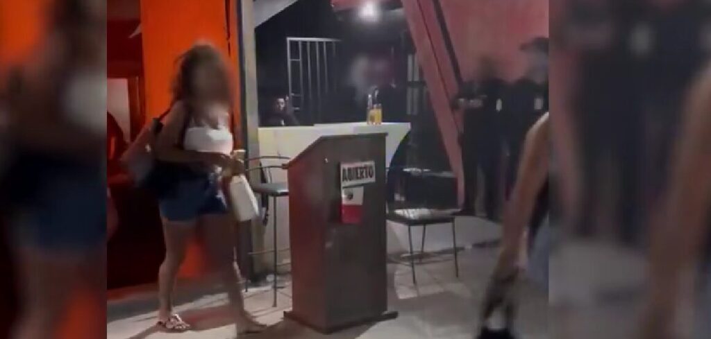 Rescatan a 39 mujeres víctimas de presunta trata y explotación sexual en bar de Cancún, Quintana Roo