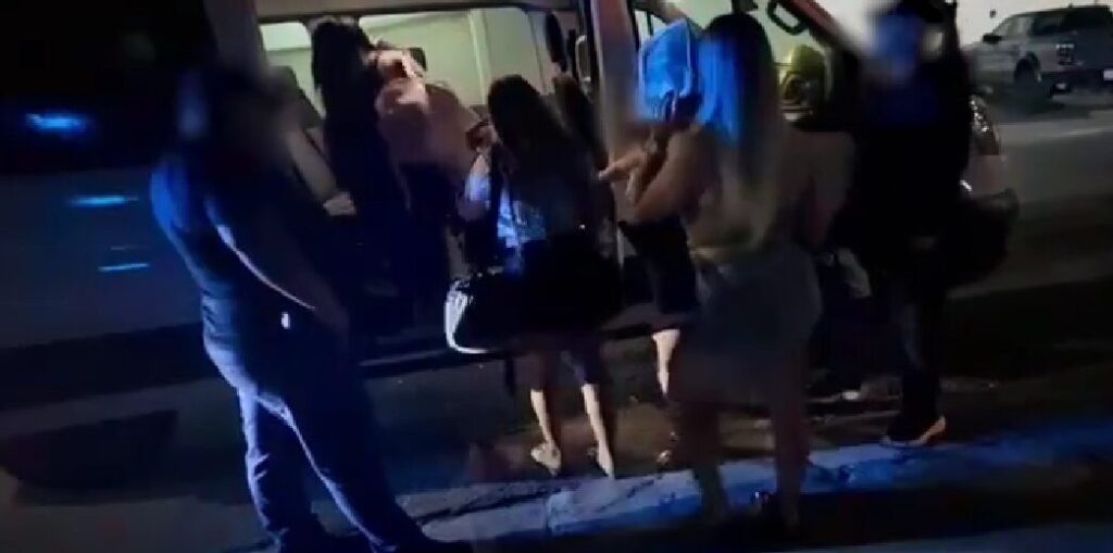 Rescatan a 39 mujeres víctimas de presunta trata y explotación sexual en bar de Cancún, Quintana Roo