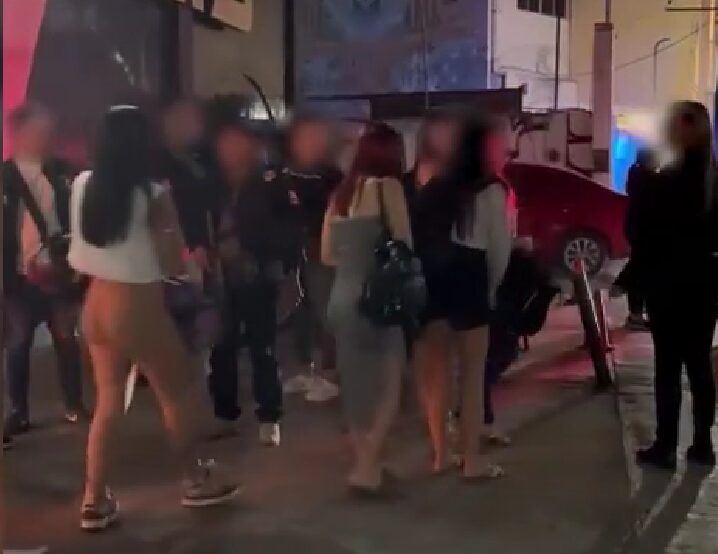 Rescatan a 39 mujeres víctimas de presunta trata y explotación sexual en bar de Cancún, Quintana Roo