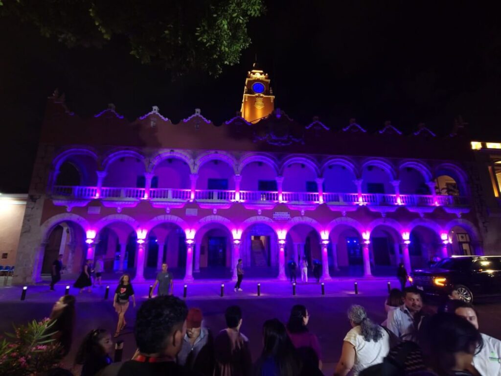 Cecilia Patrón Laviada encendido morado Palacio Municipal Mérida 8M 2026