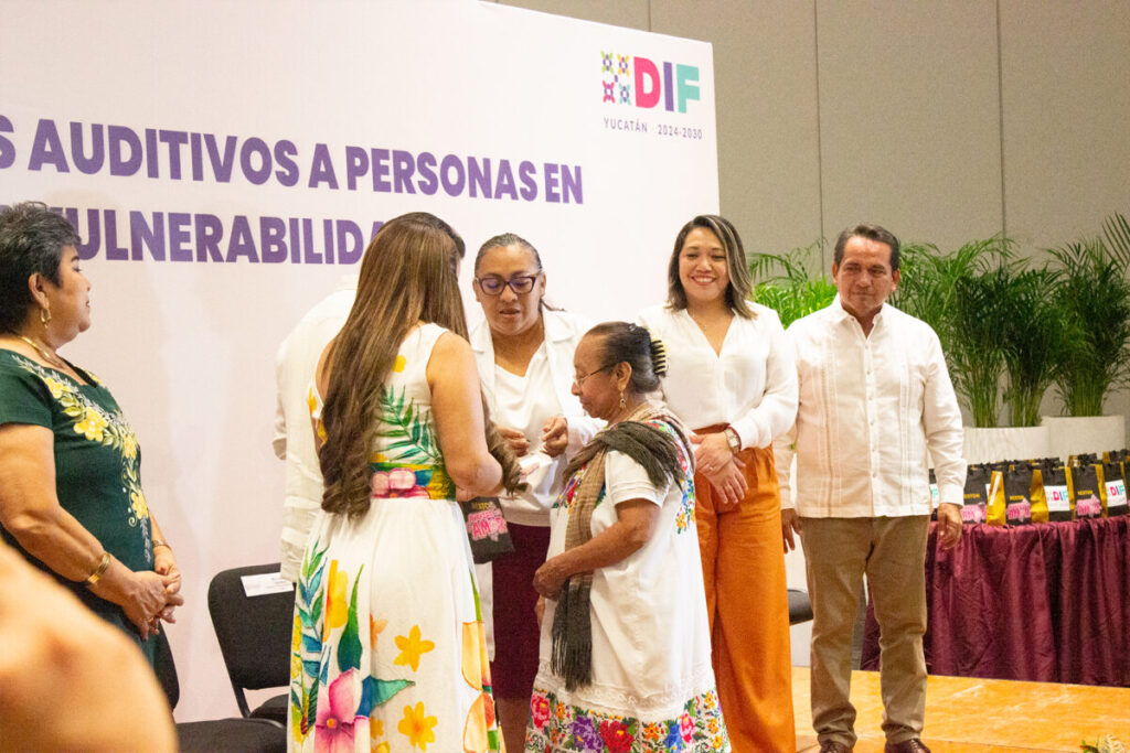Renacimiento Maya otorga apoyo a más de 100 yucatecos de diferentes municipios con la entrega de auxiliares auditivos / Joaquín Díaz Mena y Wendy Méndez Naal 