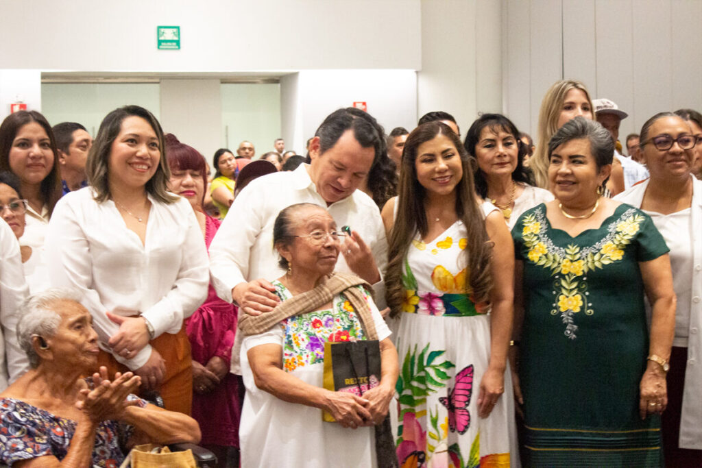 Renacimiento Maya otorga apoyo a más de 100 yucatecos de diferentes municipios con la entrega de auxiliares auditivos / Joaquín Díaz Mena y Wendy Méndez Naal 