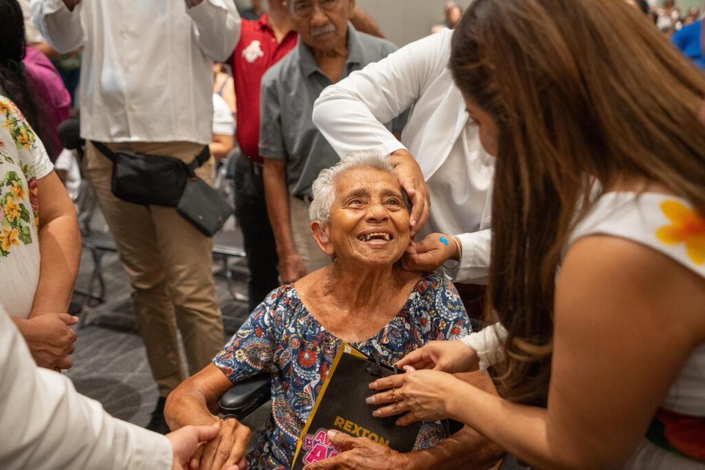 Renacimiento Maya otorga apoyo a más de 100 yucatecos de diferentes municipios con la entrega de auxiliares auditivos / Joaquín Díaz Mena y Wendy Méndez Naal 