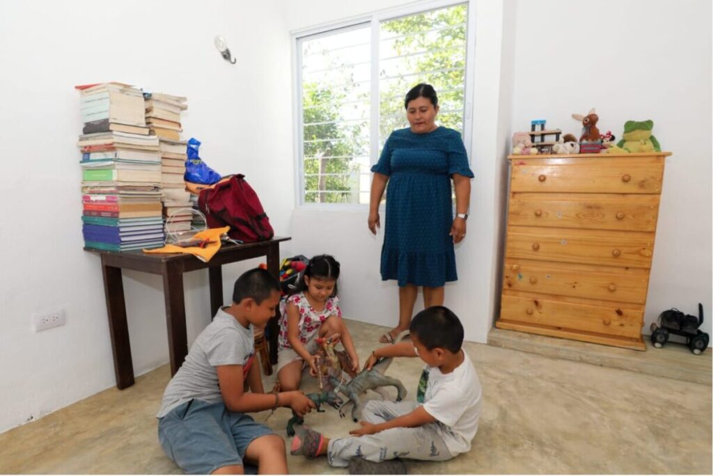 La alcaldesa Cecilia Patrón Laviada impulsa la mejora de viviendas en comisarías de Mérida