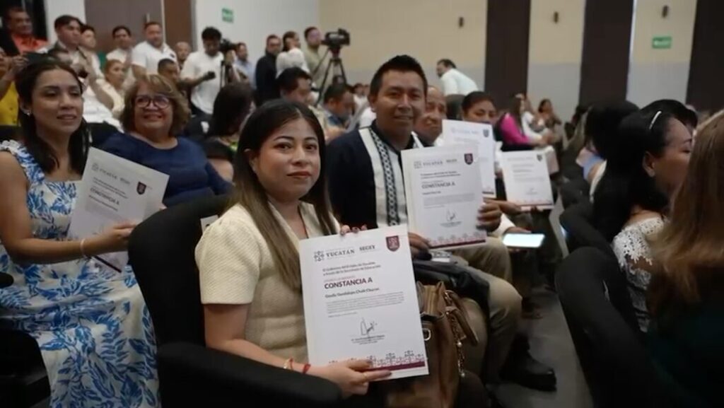 Joaquín Díaz Mena entrega plazas a personal de apoyo educativo, acciones del Renacimiento Maya / Joaquín Díaz Mena