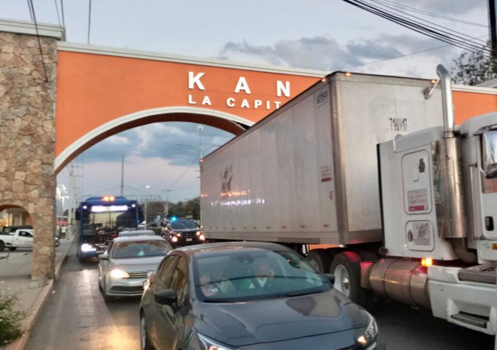 Tráiler impacta el Arco de Bienvenida en Kanasín; conductor es detenido