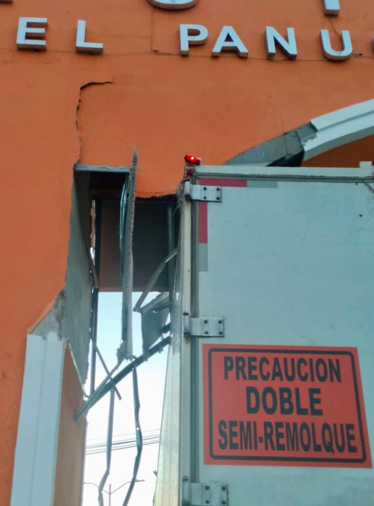 Tráiler impacta el Arco de Bienvenida en Kanasín; conductor es detenido