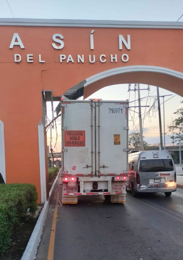 Tráiler impacta el Arco de Bienvenida en Kanasín; conductor es detenido