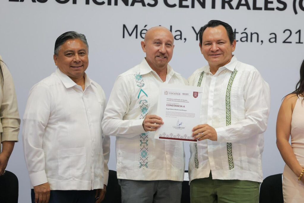 Joaquín Díaz Mena entrega plazas a personal de apoyo educativo, acciones del Renacimiento Maya / Joaquín Díaz Mena