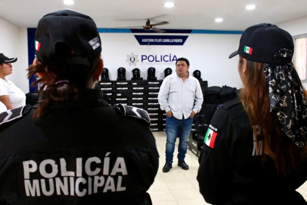 El alcalde Edwin Bojórquez Ramírez encabeza la entrega de equipamiento táctico y uniformes a policías de Kanasín