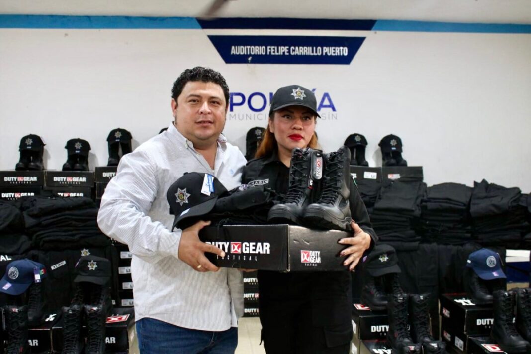 El alcalde Edwin Bojórquez Ramírez encabeza la entrega de equipamiento táctico y uniformes a policías de Kanasín