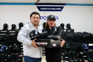 El alcalde Edwin Bojórquez Ramírez encabeza la entrega de equipamiento táctico y uniformes a policías de Kanasín