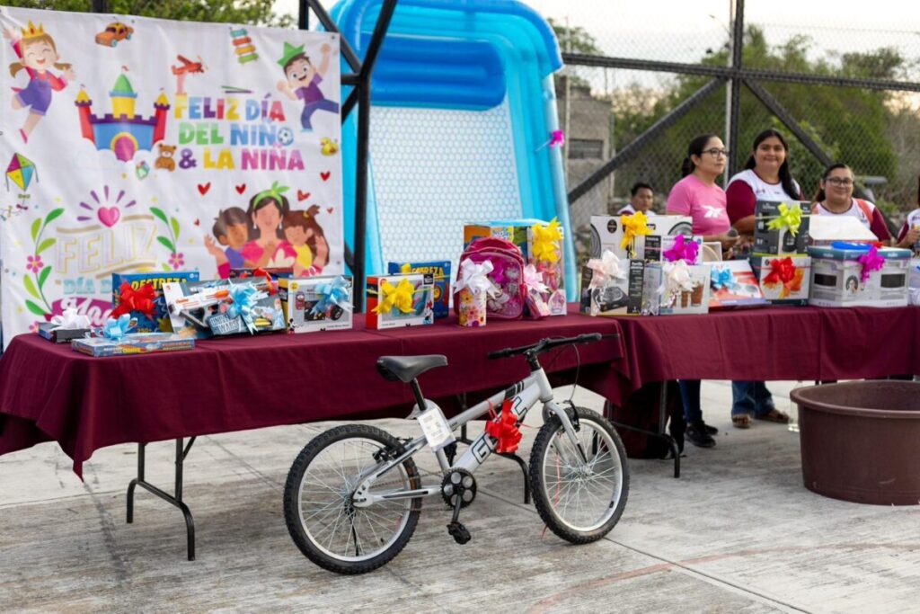 Kenia Walldina Sauri lleva alegría a todas las comisarías con doble celebración para niñas, niños y mamás en Umán