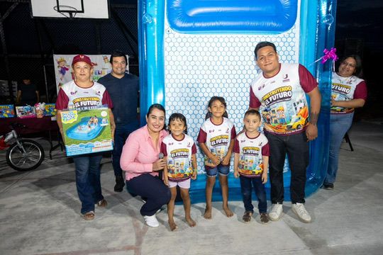 Kenia Walldina Sauri lleva alegría a todas las comisarías con doble celebración para niñas, niños y mamás en Umán