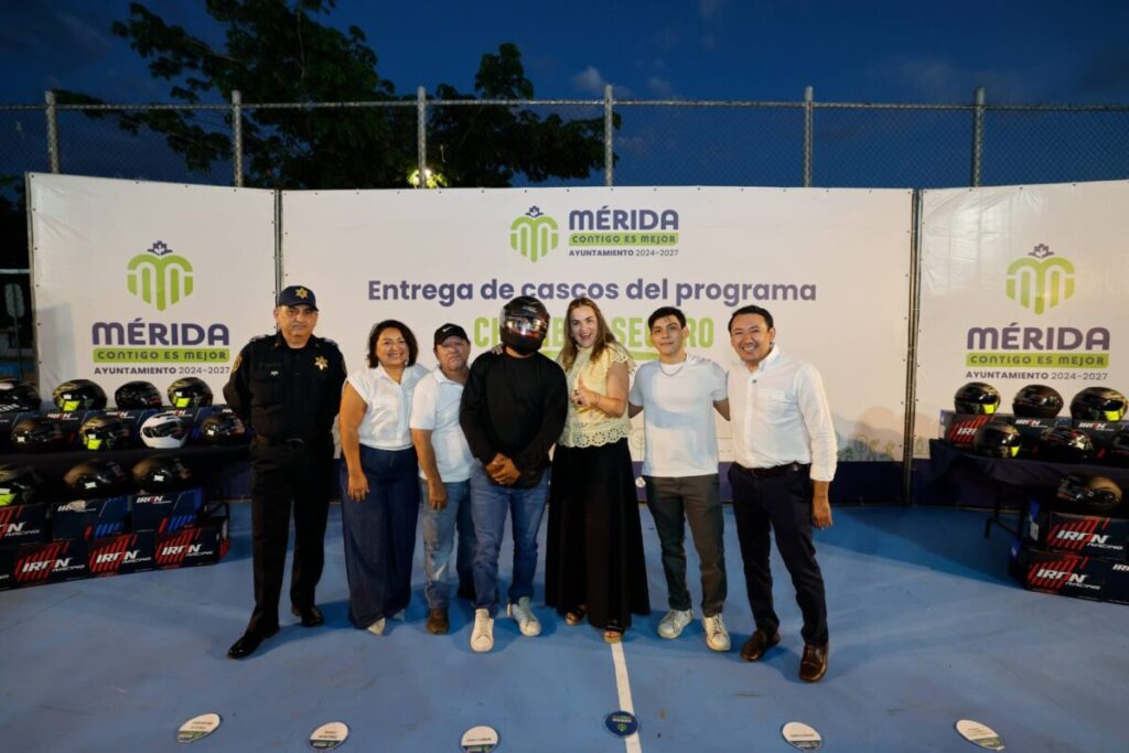 Programa "Chambea Seguro”: Cecilia Patrón Laviada continúa con el apoyo en cascos para trabajadores y trabajadores en moto en Mérida / Arturo León Itzá