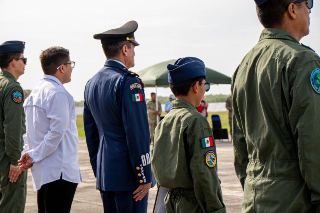 DIF Yucatán le cumple sueño de volar con el Ejército Mexicano a pequeño de 11 años de la Casa Otoch