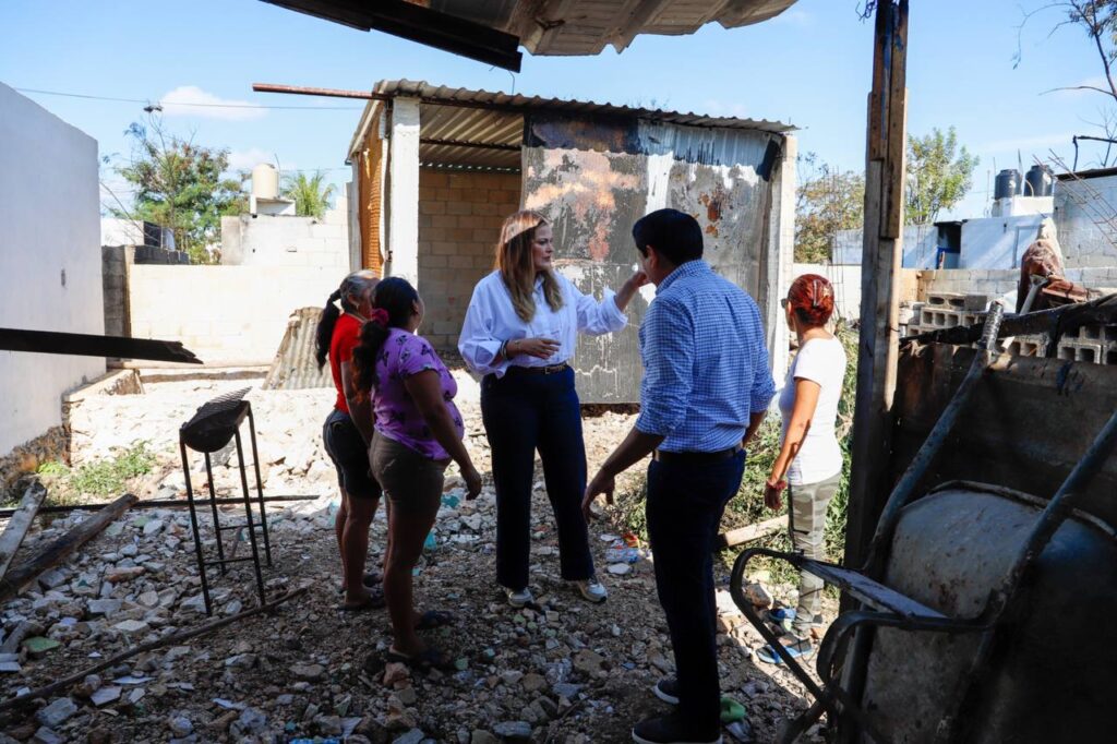 Cecilia Patrón garantiza reconstrucción total a familias tras incendio en Dzununcán