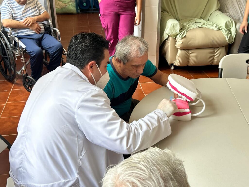275 adultos mayores reciben atención odontológica en Yucatán