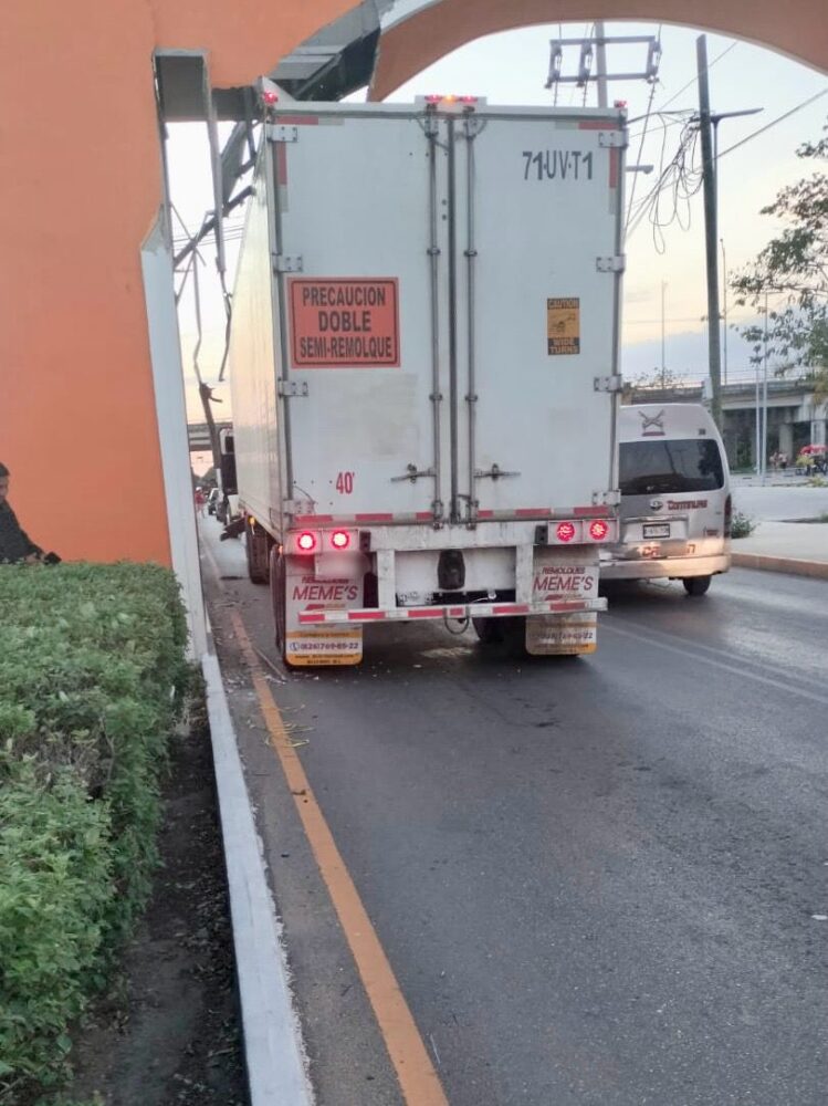 Tráiler impacta el Arco de Bienvenida en Kanasín; conductor es detenido