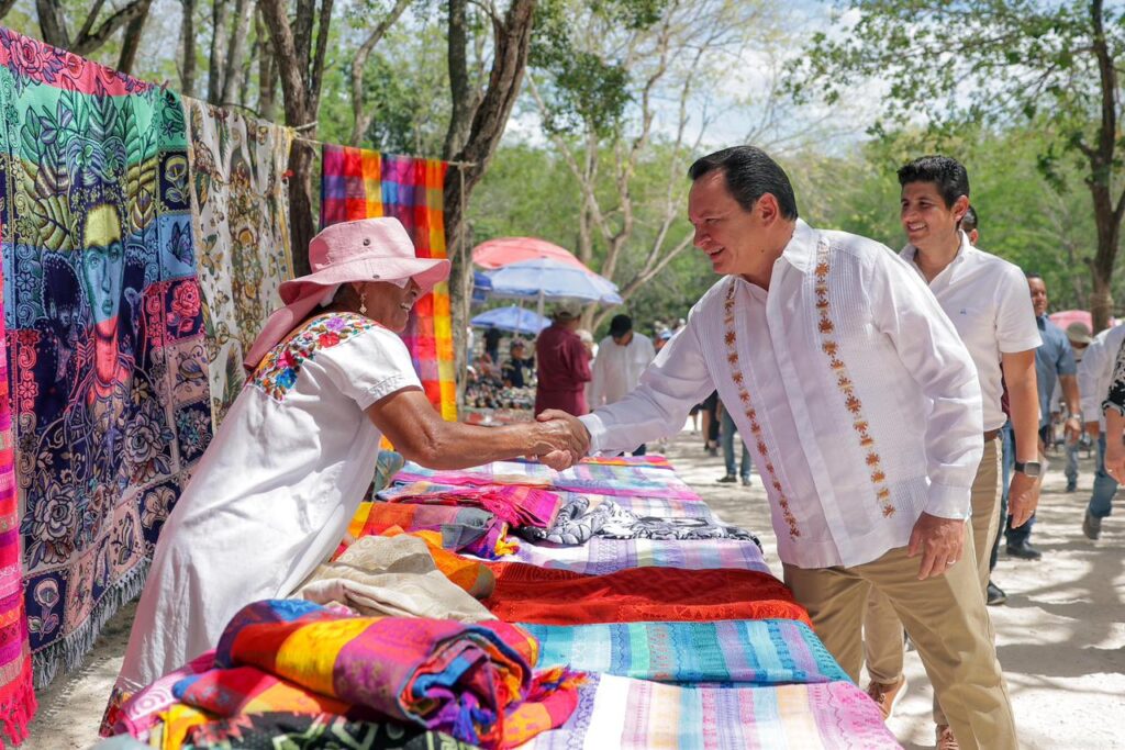 El Gobernador Joaquín Díaz Mena mejora las condiciones de trabajo para artesanas y artesanos en Chichén Itzá