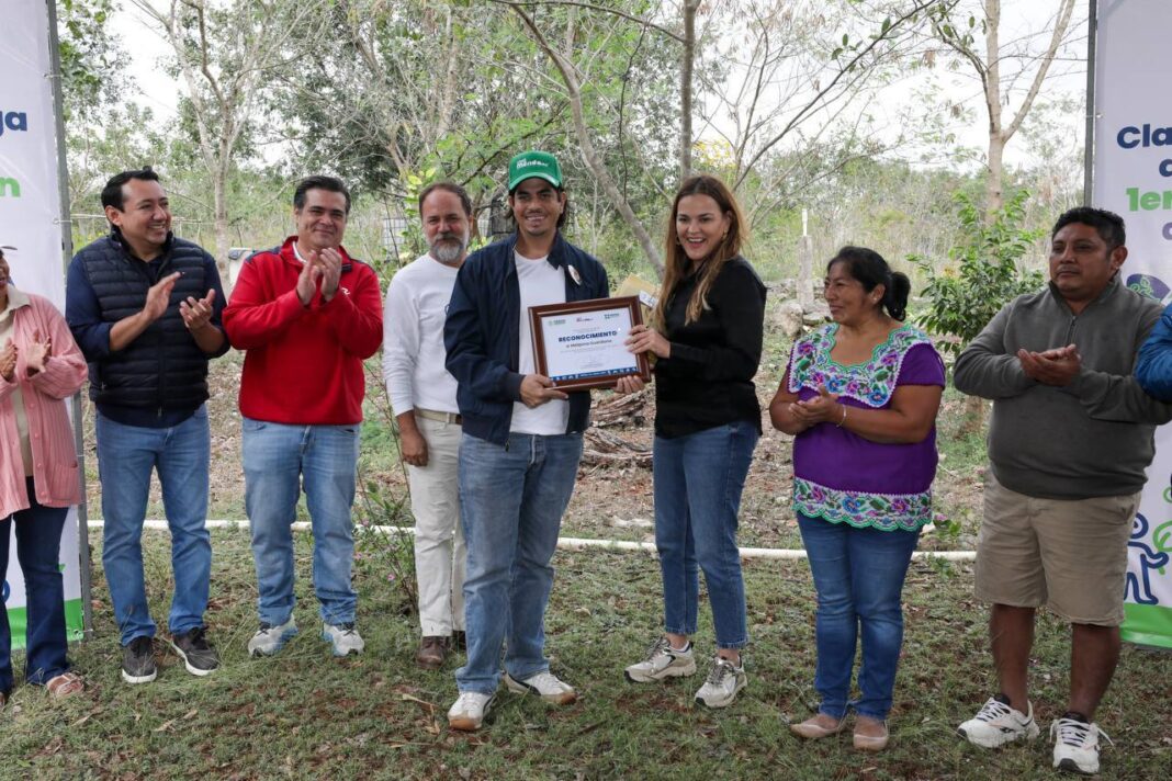 La alcaldesa Cecilia Patrón conviviendo con artesanos de Dzityá o visitando un meliponario en Xcunyá.