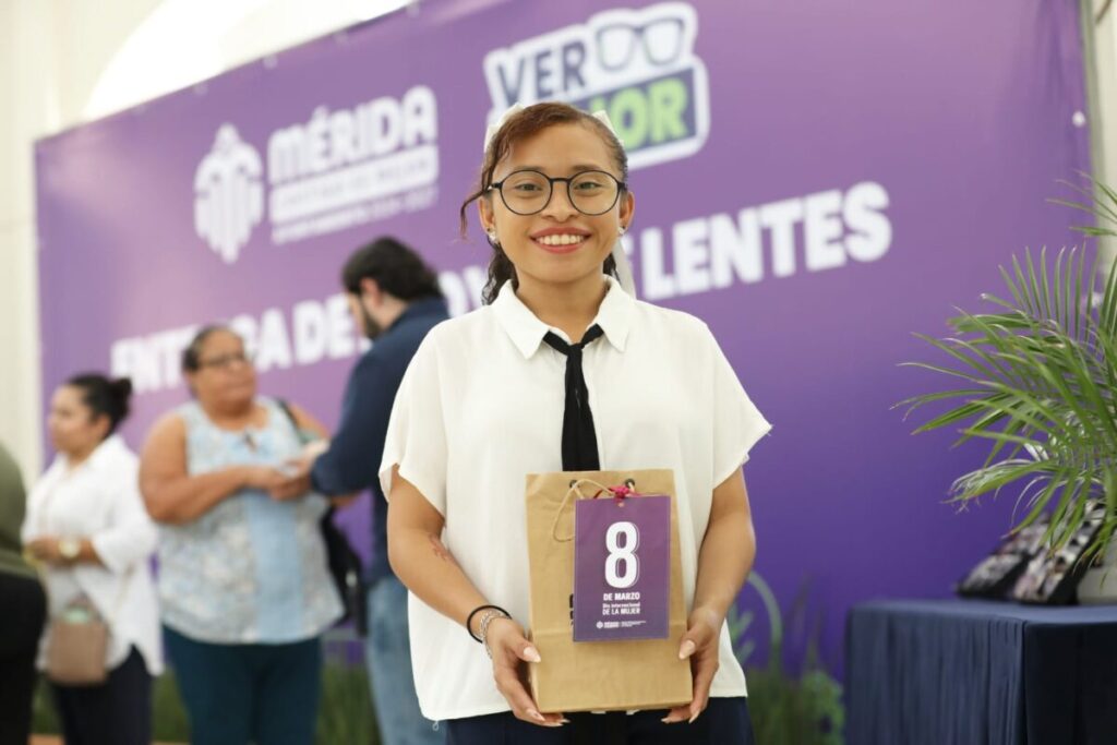 Entrega de lentes gratuitos programa Ver Mejor Mérida 2026.